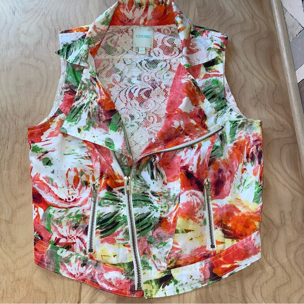 Chord Lace-lined Floral Vest - Picture 2 of 10